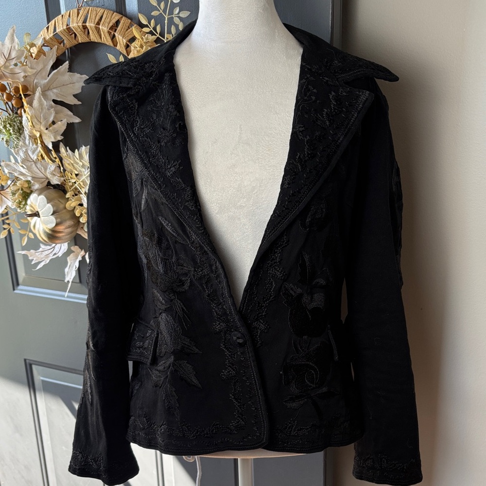Paparazzi Black Women's Blazer with Floral Details